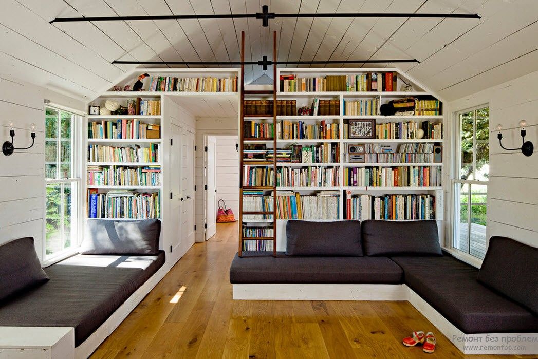 Okuma alanları olan ev kütüphanesi
