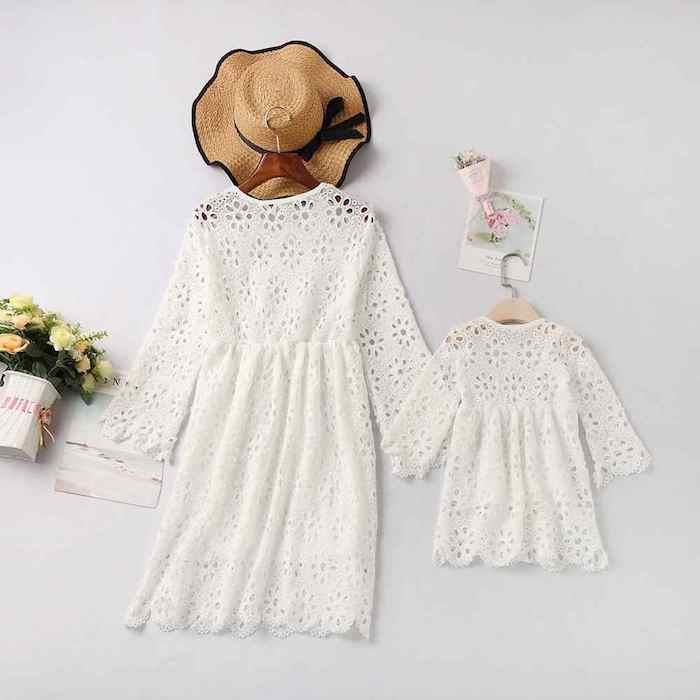 Elegantiška bohemiška apranga mamai ir kūdikiui baltos nėrinių suknelės, mamos ir dukros drabužių idėja, kaip gerai apsirengti vaikus
