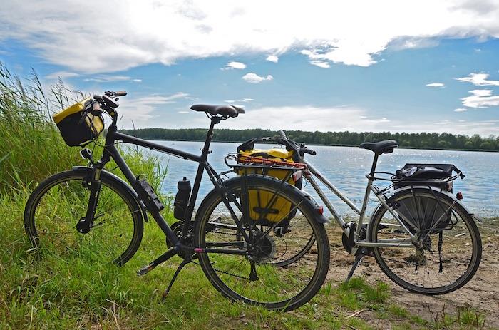 fotografija koles za pare, ki gredo na športne počitnice ob jezeru