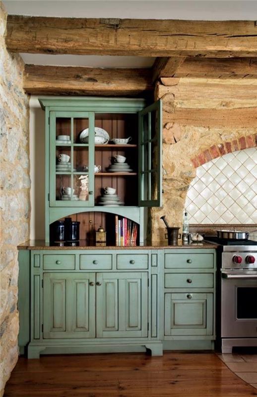 kaimiško medžio ir akmens virtuvės idėja, vandens žalia virtuvės spintelė, rudas parketas, prašmatnios šalies dekoro idėja