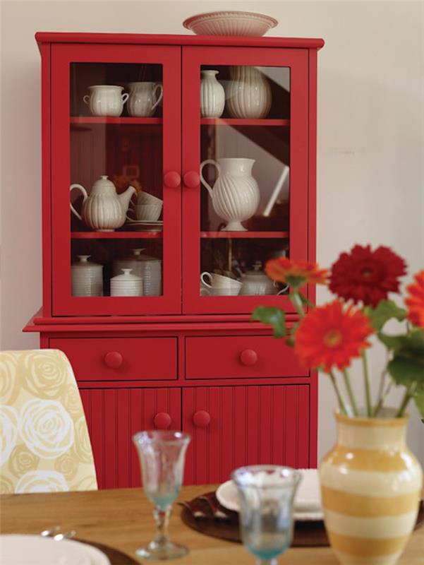starinski predalnik prebarvan v rdečo, zamisel, kako prilagoditi pohištvo, belo namizno posodo, postavitev jedilnice v podeželskem stilu