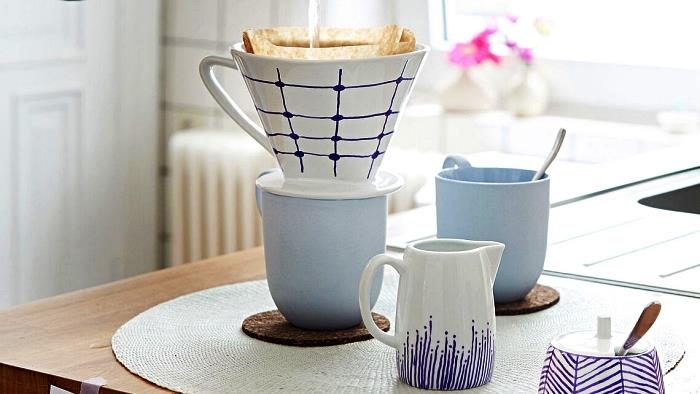 belo namizno posodo prilagodite s porcelanastim filcem, grafično skodelico kave v modro -beli barvi, okrašeno s porcelanastim filcem