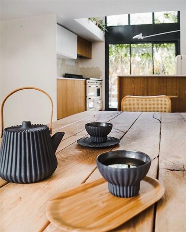 posoda za sivi čaj na leseni mizi vintage bela odprta kuhinja lesen osrednji otok in industrijska steklena streha