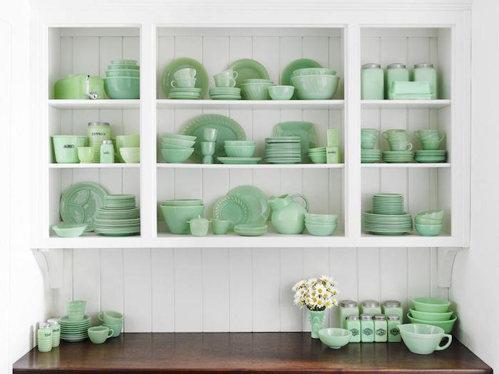 starinsko posodo v barvi celadon, bela polica, polna posode v pastelno zeleni, rjavi leseni plošči