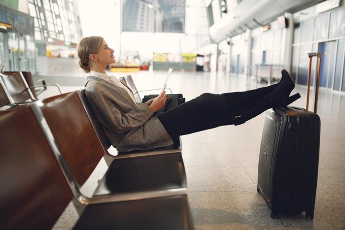 kovčki prtljaga potovanje letalo organizacija dokumenti let odhod ženska letališče priprava destinacije potovanja
