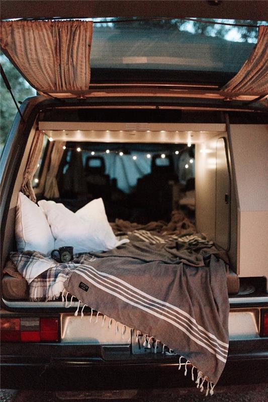 kombi opremljen z okrasnimi blazinami za posteljo lahka girlanda skodelica čaja vržena posteljna resica boemska dekoracija vozila