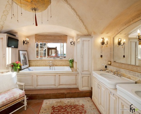 Tonalità mattone per un bagno in stile mediterraneo
