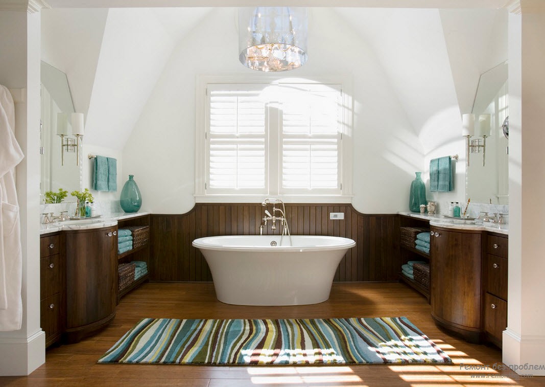 Soalho de madeira no interior da casa de banho em estilo náutico