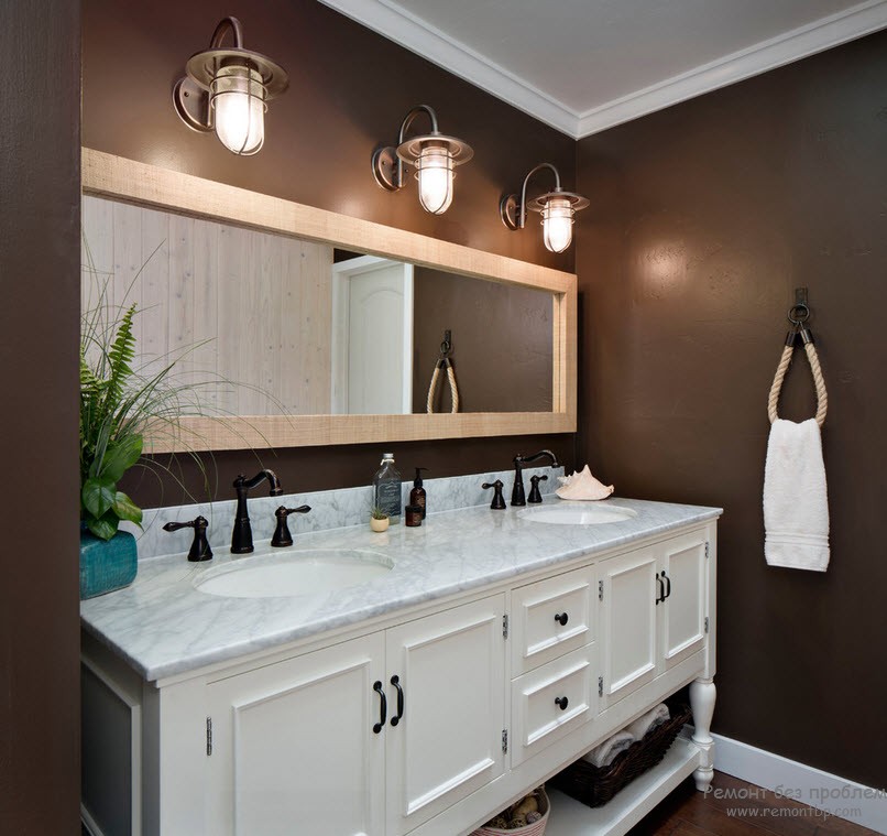 O uso de uma combinação de marrom e branco no interior do banheiro em um estilo náutico