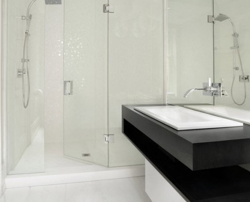 Bagno bianco con accenti neri