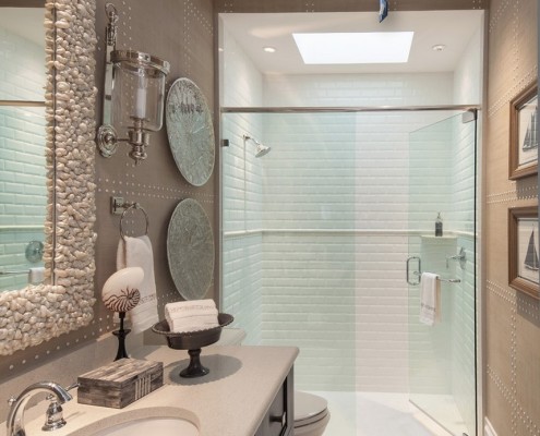 Un'eccellente decorazione del bagno sarà un contrasto luce box doccia