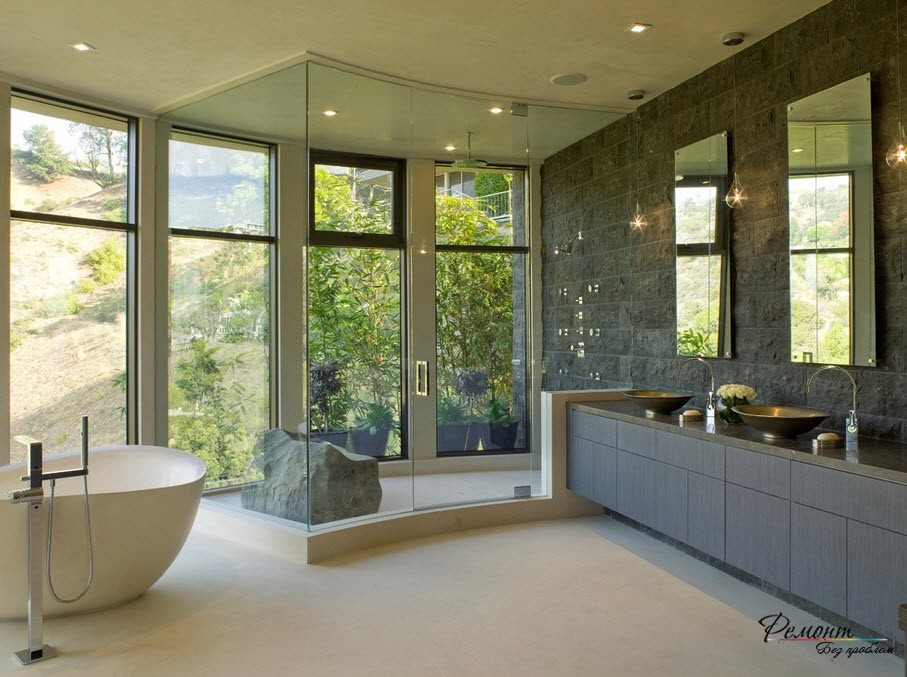 Spektakularna notranjost prostorne kopalnice s kamnitimi stenami