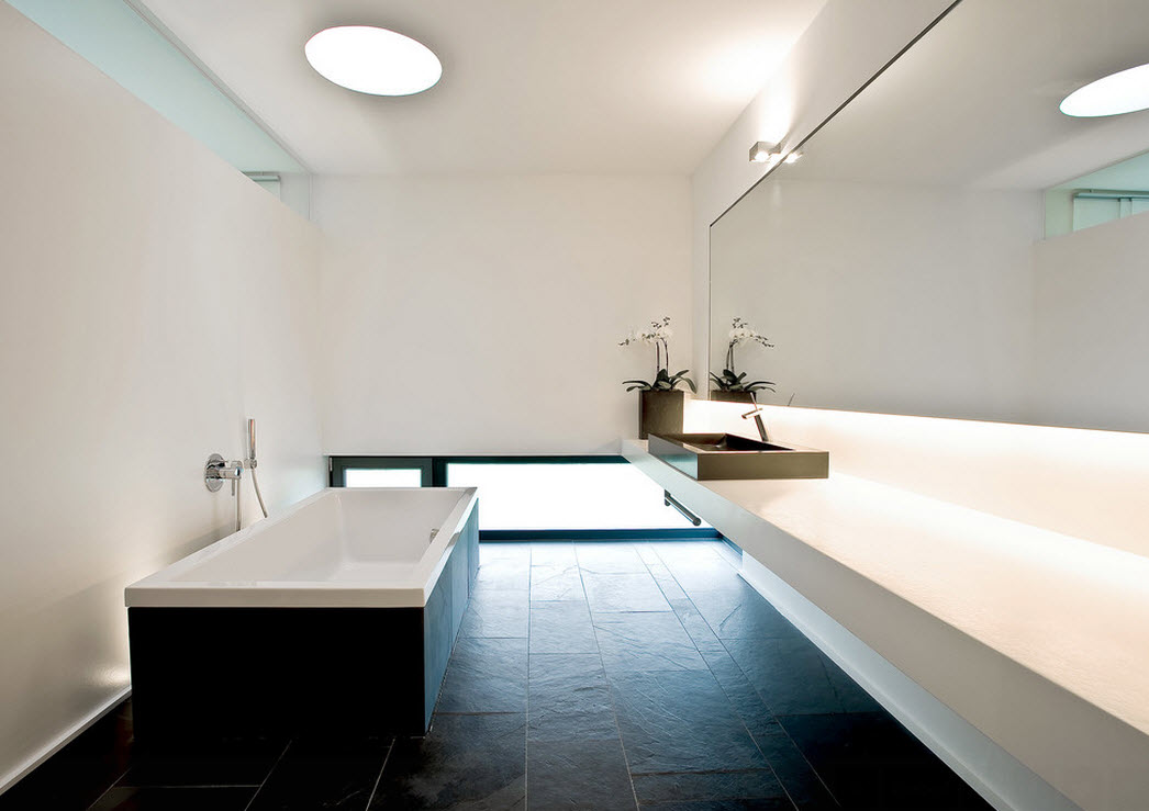 Pavimento nero del bagno
