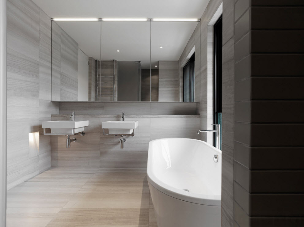 Due lavandini sotto lo specchio del bagno