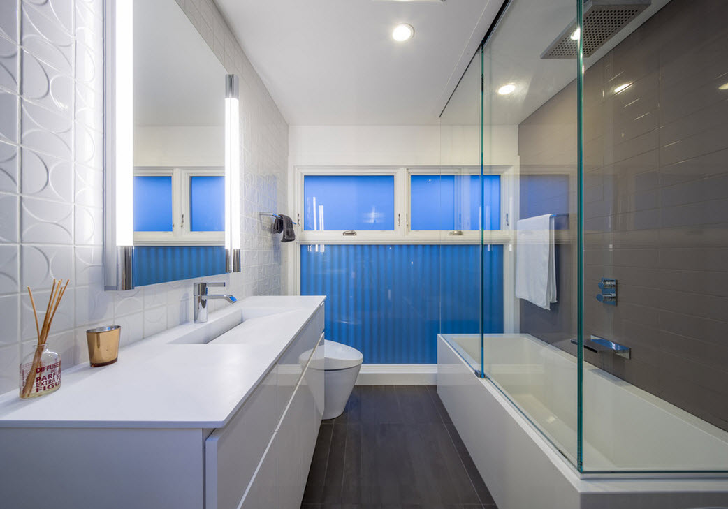 Finestre blu in bagno