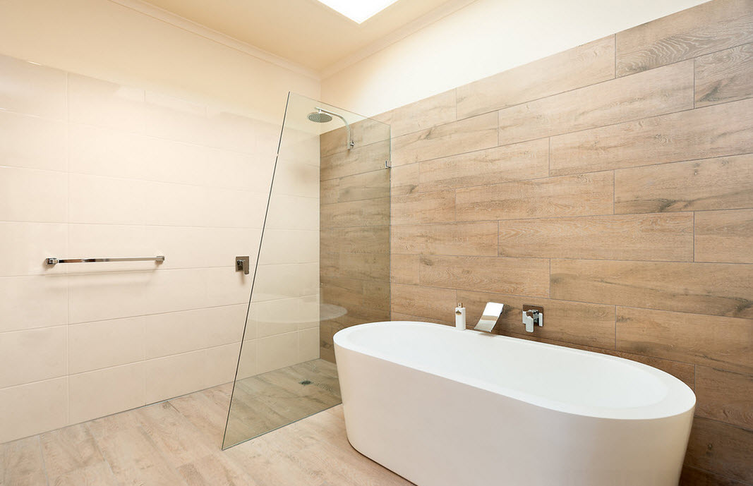 Accessori da bagno in un contenitore nero