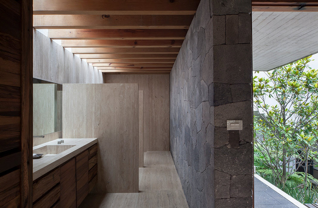 Travi in ​​legno sul soffitto del bagno