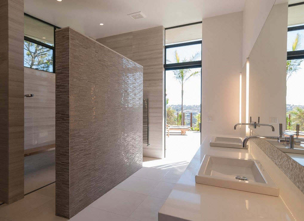 Divisorio con piastrelle beige in bagno