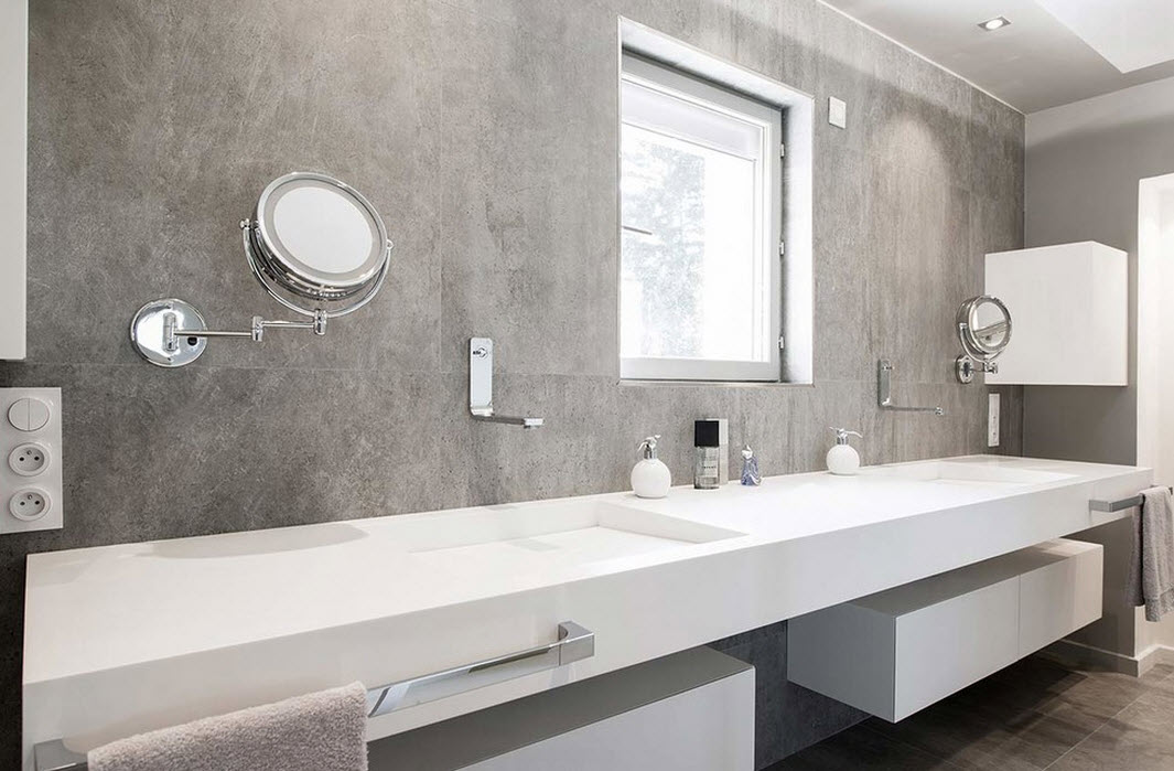 Due piccoli specchi sulle staffe in bagno