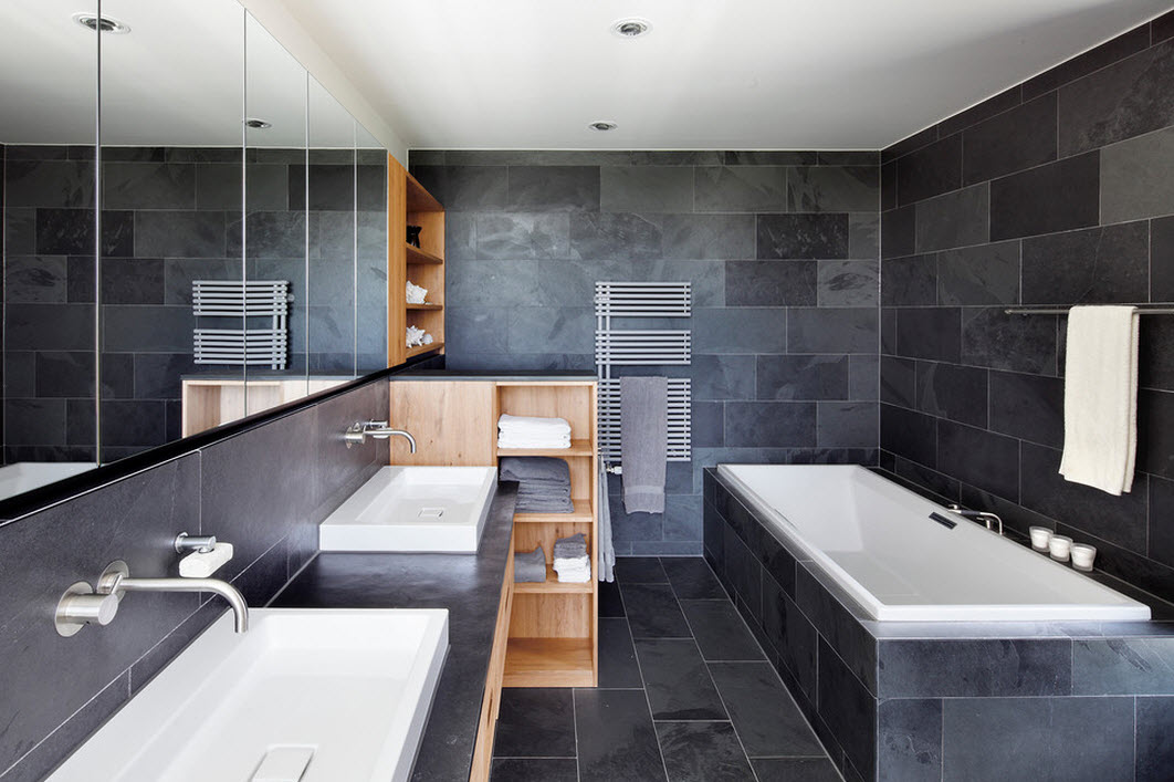 Bagno in piastrelle nere