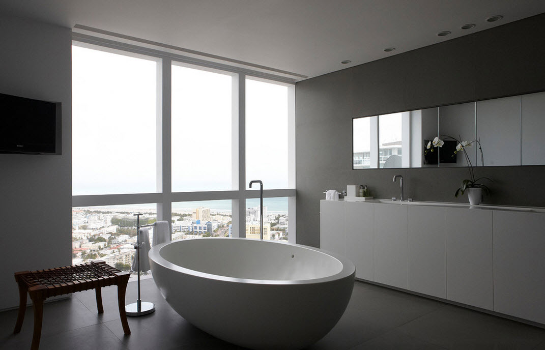 Finestra panoramica in un bagno grigio