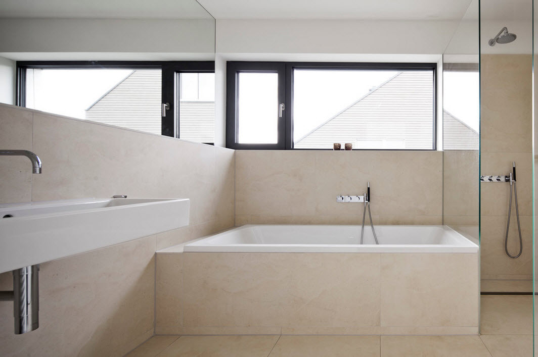 finestre in una cornice nera nella parte superiore del bagno