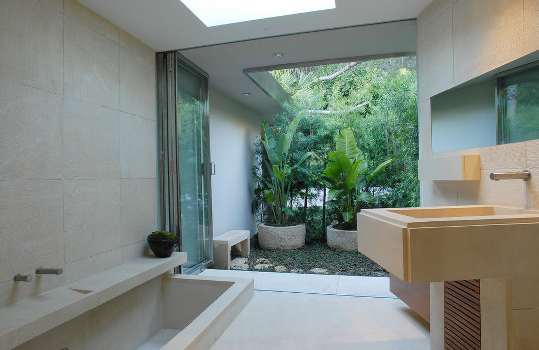 Porta aperta dal bagno al giardino d'inverno