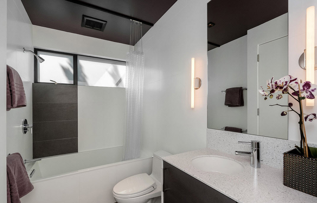 Soffitto marrone in bagno