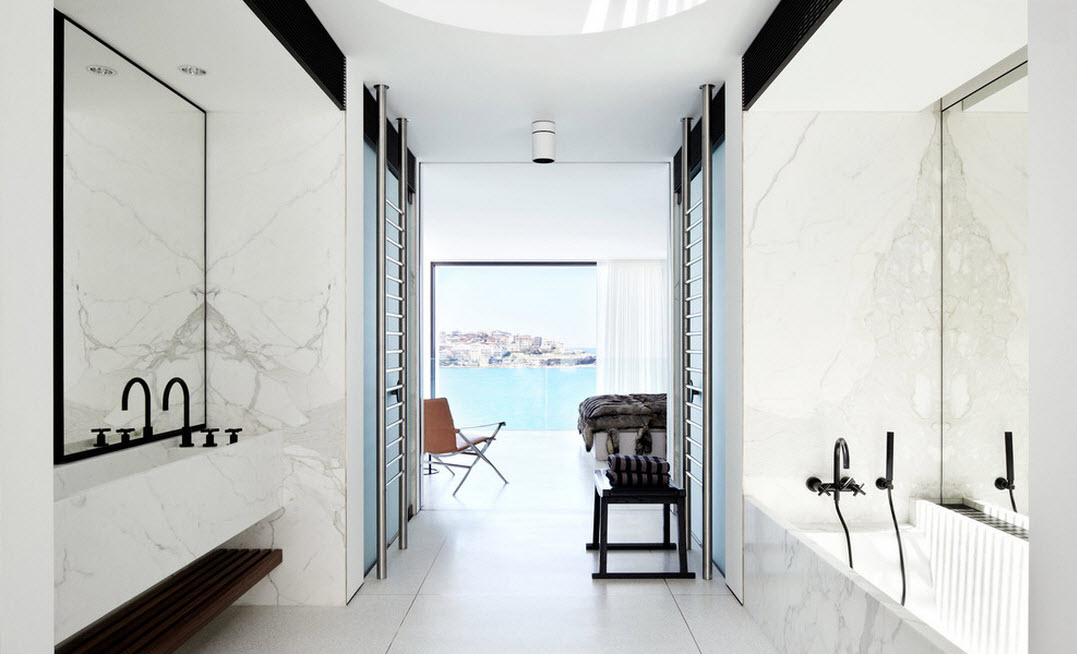 Marmo bianco alle pareti del bagno