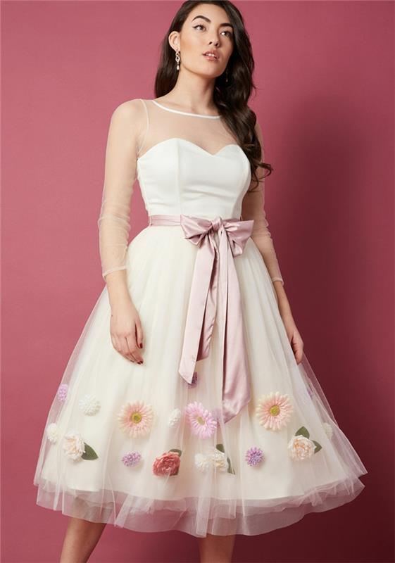 pūsta suknelė, suknelė be petnešėlių, viršuje dailūs nėriniai, rožinis juostelės diržas