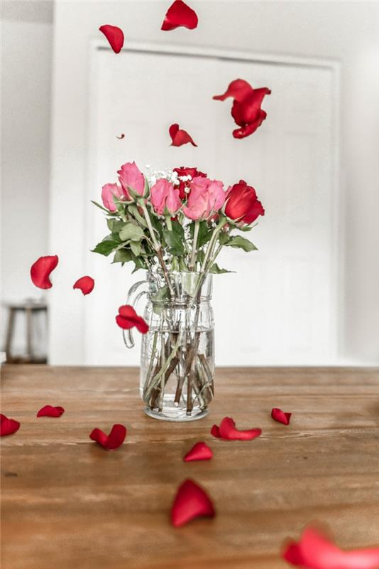 Kırmızı ve pembe güllerle dolu cam vazo, güllerin orijinal fotoğrafı, sevgililer günü kartı fikri sevgililer günün kutlu olsun aşkım