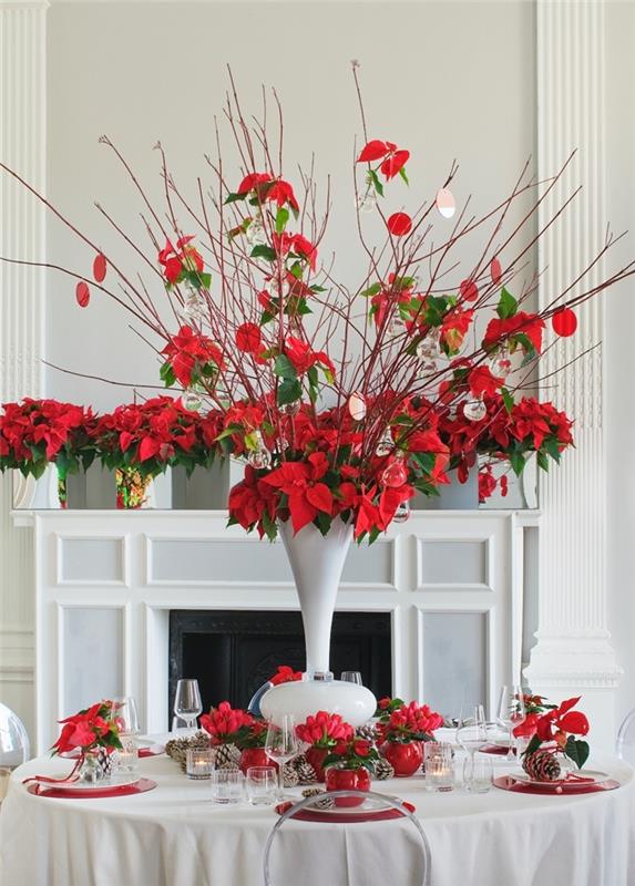 bela vaza okras kamina Božična dnevna soba bele stene beli prti pokrovi kozarci rdeča in zlata božična miza dekoracija božična miza narava