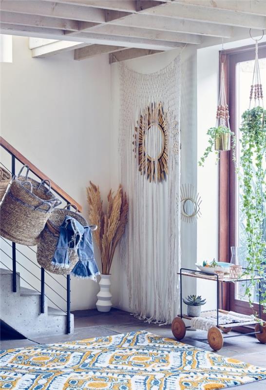 Beton merdivenli ve ahşap tavanlı beyaz duvarlı oturma odasında etnik tarz dekor, makrome düğüm perde deseni