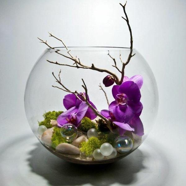žogica-vaza-aranžma iz majhnih kamnov-in-orhideje