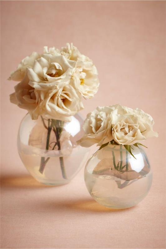 krogla-vaza-aranžma-bledih vrtnic