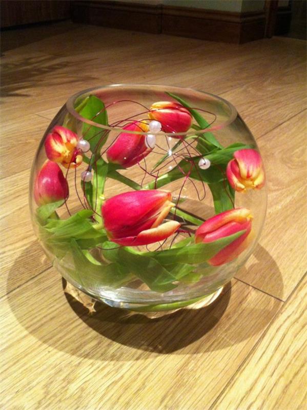 vaza-žoga-kompozicija-s-tulipani