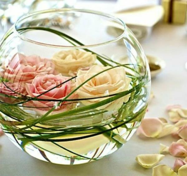 okrasna krogla-vaza-s-plavajočimi cvetovi