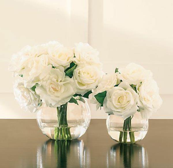 dekorativna-vaza-krogla-z-okroglo-vazo-in-bele vrtnice