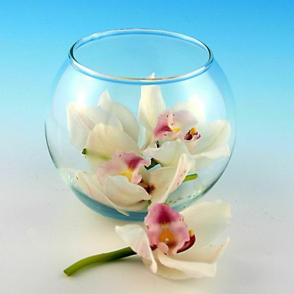 beyaz-orkideli-tatlı-dekoratif-top-vazo