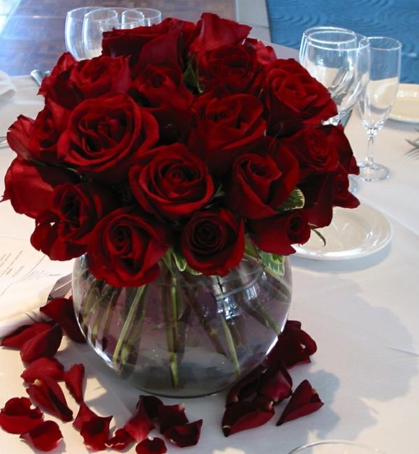 famboyante-dekorativna-vaza-krogla-z-rdečimi vrtnicami