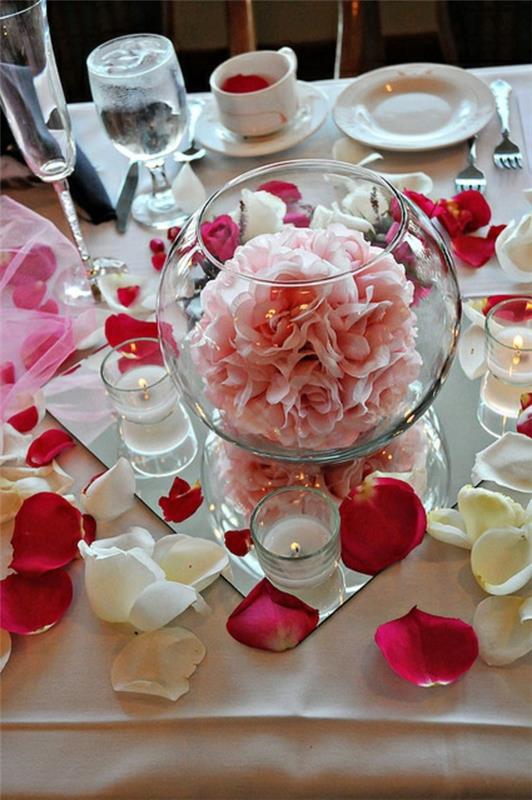 roza-in-bela-miza-dekoracija-vaza