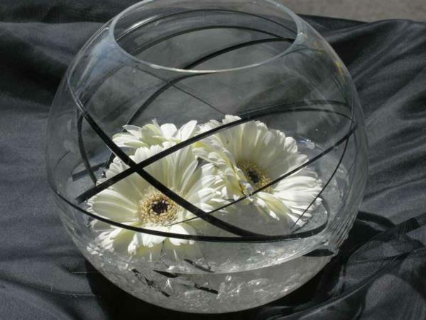preprosta-dekoracija-vaza-krogla-z-belimi venčki