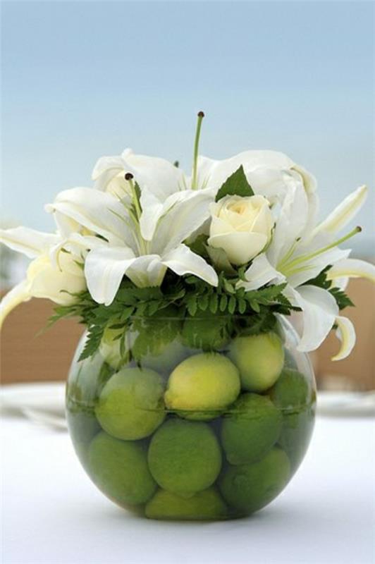 kroglasta vaza, napolnjena z zelenimi citorini