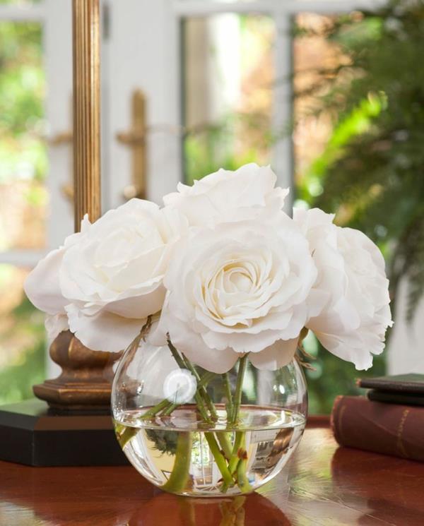 dobro razporejena-bela-vrtnica-vaza