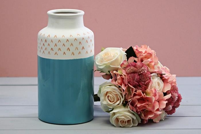 keramična vaza v beli in modri barvi, okrašena z majhnimi grafičnimi vzorci iz porcelanastega filca