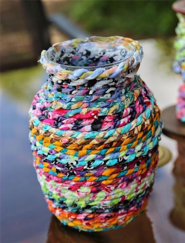 dokuma kumaş artıkları ile süslenmiş vazo kumaş artıkları ile ne yapılır kolay ev dekorasyonu, kumaş artıkları ile ne yapılır fikri