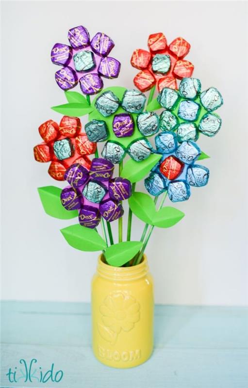 gėlė iš vazos, pripildyta gėlių stiebų ir saldainių žiedlapių su gimtadieniu močiutės kūrybinė dovana