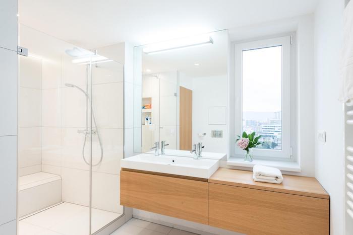 Doğal ışık veren pencere, çiçekli vazo, banyo fayans fikri, modern musluk ve lavabo