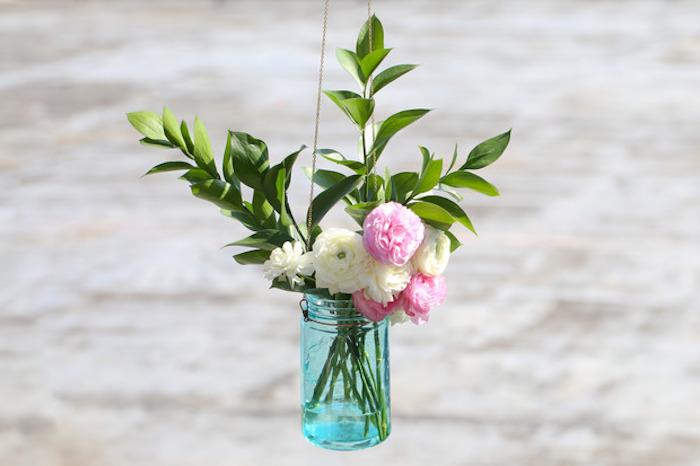 içinde bir buket çiçek bulunan cam kavanozda yapılmış küçük asılı vazo, kolay ve hızlı manuel aktivite