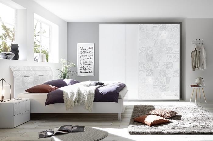 nevtralna barva v spalnici, stenska barva v svetlo sivi barvi za prijeten in skandinavski dekor, model mehke preproge v sivi barvi